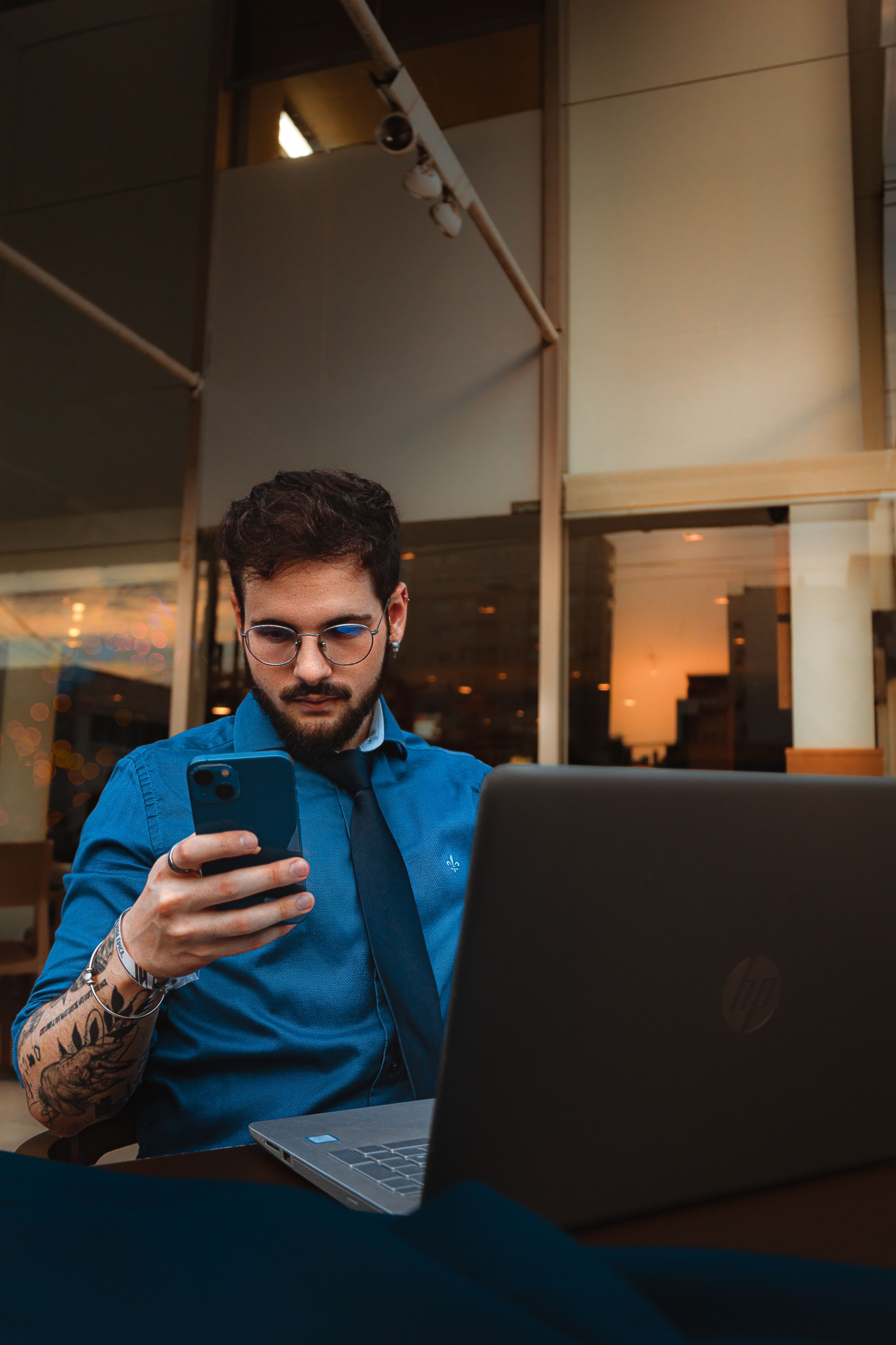 Agent conversationnel répondant à un client sur mobile